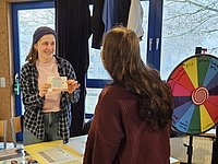 Beratung beim Infostand während der Ausbildungsmesse