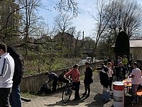 Aufnahme von einigen Menschen im Hinterhof, die sich an Info-ständen informieren