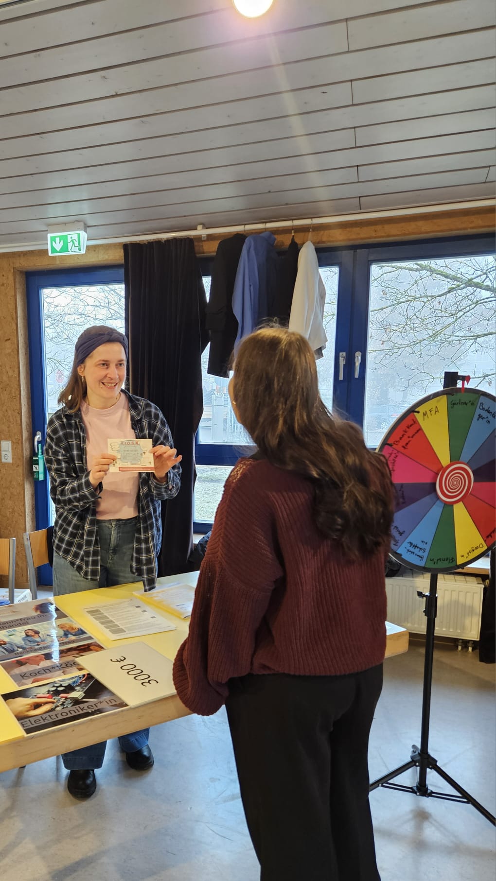 Beratung beim Infostand während der Ausbildungsmesse